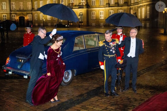 Et a dû laisser à son fils et sa belle-fille le soin de prendre le relais !
Frederik et Mary de Danemark - La famille royale de Danemark se rend au dîner annuel du Nouvel An, un jour après que la reine Margrethe régnant a abdiqué à Amalienborg, Copenhague, Danemark le 1er janvier 2024.