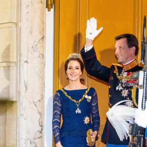 Et avec son mari, toutes les tensions avec la famille semblent effacées !
Joachim et Marie de Danemark - La famille royale de Danemark se rend au dîner annuel du Nouvel An, un jour après que la reine Margrethe régnant a abdiqué à Amalienborg, Copenhague, Danemark le 1er janvier 2024.