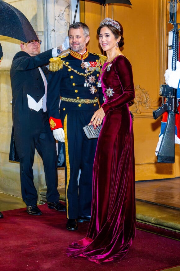 Frederik et Mary de Danemark - La famille royale de Danemark se rend au dîner annuel du Nouvel An, un jour après que la reine Margrethe régnant a abdiqué à Amalienborg, Copenhague, Danemark le 1er janvier 2024.