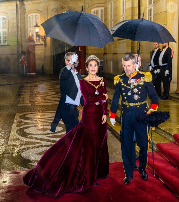 Frederik et Mary de Danemark - La famille royale de Danemark se rend au dîner annuel du Nouvel An, un jour après que la reine Margrethe régnant a abdiqué à Amalienborg, Copenhague, Danemark le 1er janvier 2024.