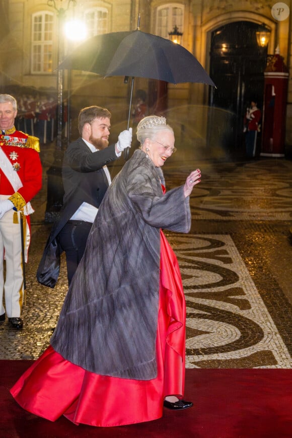 La reine, qui abdiquera en janvier, était également présente avec une robe impressionnante.
Margrethe de Danemark - La famille royale de Danemark se rend au dîner annuel du Nouvel An, un jour après que la reine Margrethe régnant a abdiqué à Amalienborg, Copenhague, Danemark le 1er janvier 2024.