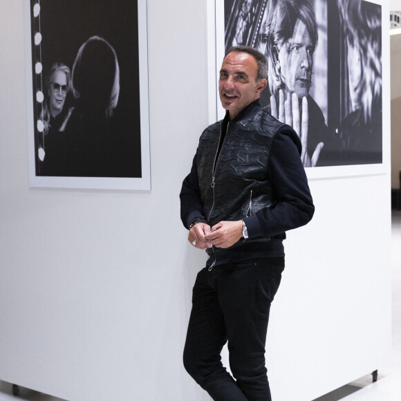 Nikos Aliagas n'était pas présent au moment des faits mais a été convoqué en vue de son éventuel dépôt de plainte.  
Exclusif - Nikos Aliagas - Vernissage de l'exposition photographique de Nikos Aliagas "Regards Miroirs" à la Seine Musicale à Boulogne-Billancourt le 14 avril 2022. "Regards Miroirs" proposera de découvrir des tirages à l'intérieur du bâtiment, mais également dans une vidéo interactive diffusée sur l'écran géant du parvis de la Seine Musicale. Le clip qui rassemble plus de 100 photographies d'artistes français et internationaux sera accompagnée d'une musique originale créée par I. Maalouf et son orchestre Free Spirit Ensemble. Le groupe TF1 se réjouit d'accompagner l'exposition " Regards Miroirs " de N. Aliagas, qui se tiendra à la Seine Musicale du 15 avril au 3 novembre 2022. À l'occasion de cet événement, la chaîne d'information LCI ainsi que TF1Info.fr mettront en lumière cette exposition protéiforme sur le travail de N. Aliagas. © Cyril Moreau/Bestimage 