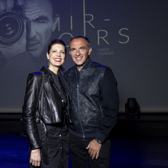 Exclusif - Nikos Aliagas et sa femme Tina Grigoriou - Vernissage de l'exposition photographique de Nikos Aliagas "Regards Miroirs" à la Seine Musicale à Boulogne-Billancourt le 14 avril 2022. "Regards Miroirs" proposera de découvrir des tirages à l'intérieur du bâtiment, mais également dans une vidéo interactive diffusée sur l'écran géant du parvis de la Seine Musicale. Le clip qui rassemble plus de 100 photographies d'artistes français et internationaux sera accompagnée d'une musique originale créée par I. Maalouf et son orchestre Free Spirit Ensemble. Le groupe TF1 se réjouit d'accompagner l'exposition " Regards Miroirs " de N. Aliagas, qui se tiendra à la Seine Musicale du 15 avril au 3 novembre 2022. À l'occasion de cet événement, la chaîne d'information LCI ainsi que TF1Info.fr mettront en lumière cette exposition protéiforme sur le travail de N. Aliagas. © Cyril Moreau/Bestimage 