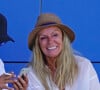Le mai de Ulla Sandrock finit par la retrouver grâce à l'aide du caméraman
 
L'entraineur Jurgen Klopp fume une cigarette avec sa femme Ulla Sandrock à l'aéroport de Ibiza le 22 juin 2018.