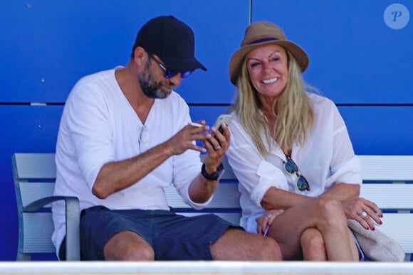 Le mai de Ulla Sandrock finit par la retrouver grâce à l'aide du caméraman
 
L'entraineur Jurgen Klopp fume une cigarette avec sa femme Ulla Sandrock à l'aéroport de Ibiza le 22 juin 2018.