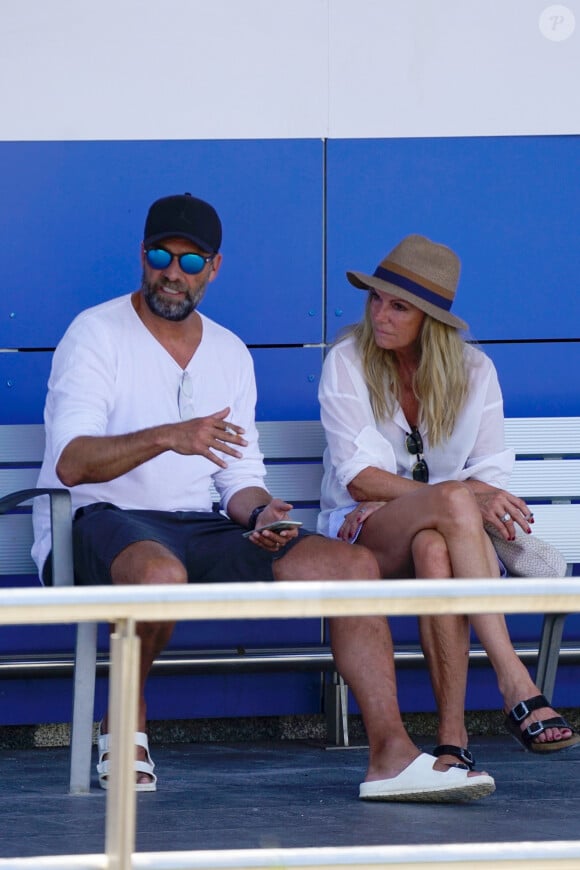L'entraineur Jurgen Klopp fume une cigarette avec sa Ulla Sandrock Sabine à l'aéroport de Ibiza le 22 juin 2018.