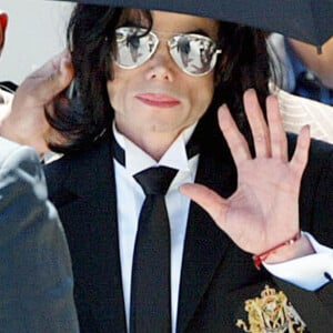 Le chanteur Michael Jackson fait également parti de la liste de 150 noms 
 
Michael Jackson à Santa Maria en Californie. Le 13 juin 2005.