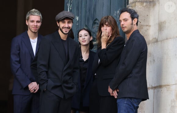 Marlowe (fils de Lou Doillon), Ben Attal, Charlotte Gainsbourg, Alice Attal, Lou Doillon, Roman de Kermadec (fils de Kate Barry) - Arrivées des célébrités aux obsèques de Jane Birkin en l'église Saint-Roch à Paris. Le 24 juillet 2023 © Jacovides-KD Niko / Bestimage