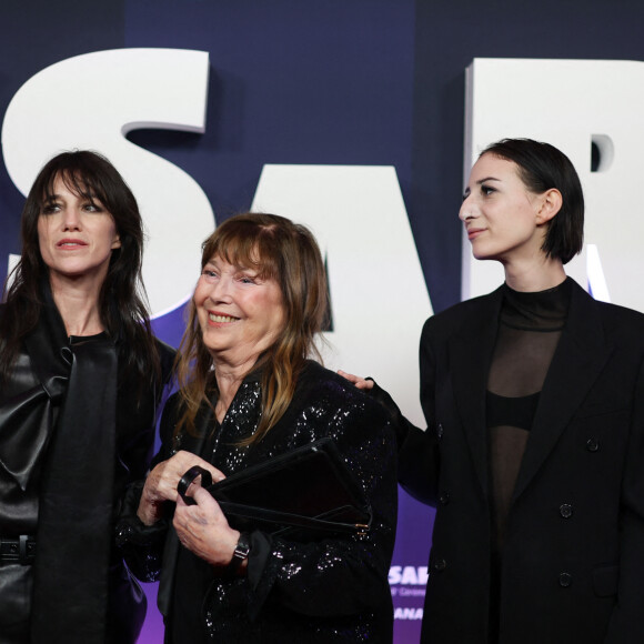 Jane Birkin avec Charlotte Gainsbourg et sa fille Alice Attal au photocall de la 48ème cérémonie des César à l'Olympia à Paris le 24 février 2023 © Dominique Jacovides / Olivier Borde / Bestimage