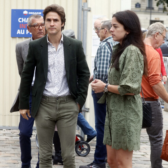 Ce qu'Anouchka a toujours nié. 
Julien Dereims et sa femme Anouchka Delon - Arrivées à la messe à l'intention de Pierre Cornette de Saint-Cyr en l'église Saint-Germain-des-Près à Paris. Le 12 septembre 2023