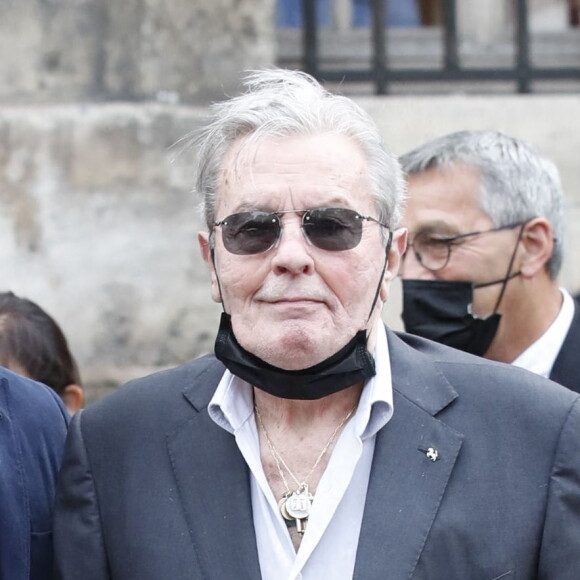 Elle et son père ont également porté plainte contre Anthony. 
Alain Delon et son fils Anthony - Obsèques de Jean-Paul Belmondo en l'église Saint-Germain-des-Prés, à Paris le 10 septembre 2021. © Cyril Moreau / Bestimage 