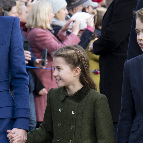 Elle était d'ailleurs, elle aussi, coiffée comme ça. 
Le prince William, prince de Galles, et Catherine (Kate) Middleton, princesse de Galles, avec leurs enfants le prince George de Galles, la princesse Charlotte de Galles et le prince Louis de Galles - Messe de Noël, St Mary Magdalene Church à Sandringham, Norfolk. 