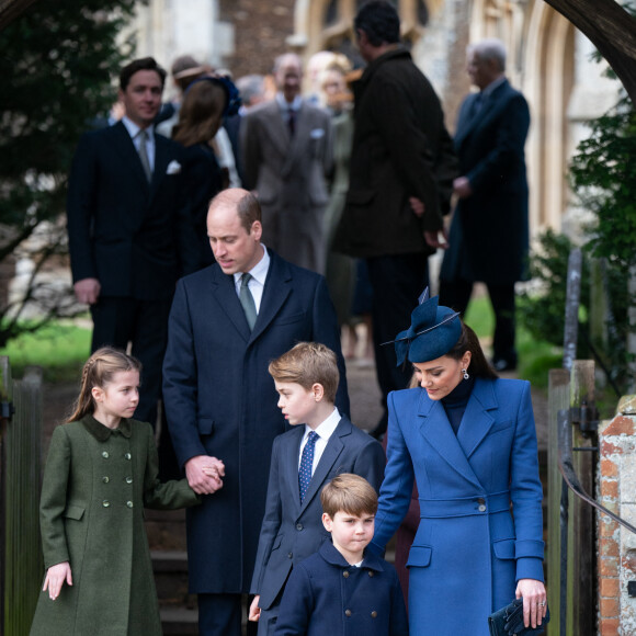 Le prince William, prince de Galles, et Catherine (Kate) Middleton, princesse de Galles, avec leurs enfants le prince George de Galles, la princesse Charlotte de Galles et le prince Louis de Galles - Les membres de la famille royale britannique lors de la messe du matin de Noël en l'église St-Mary Magdalene à Sandringham, le 25 décembre 2023. 