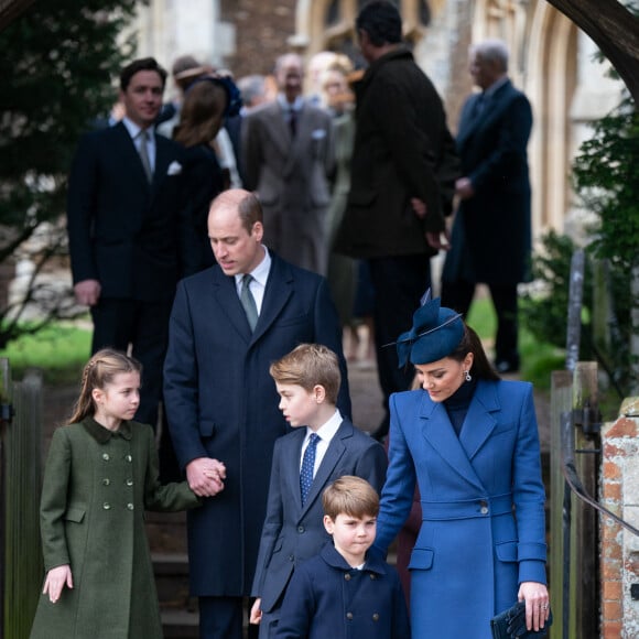 Le prince William, prince de Galles, et Catherine (Kate) Middleton, princesse de Galles, avec leurs enfants le prince George de Galles, la princesse Charlotte de Galles et le prince Louis de Galles - Les membres de la famille royale britannique lors de la messe du matin de Noël en l'église St-Mary Magdalene à Sandringham, le 25 décembre 2023. 