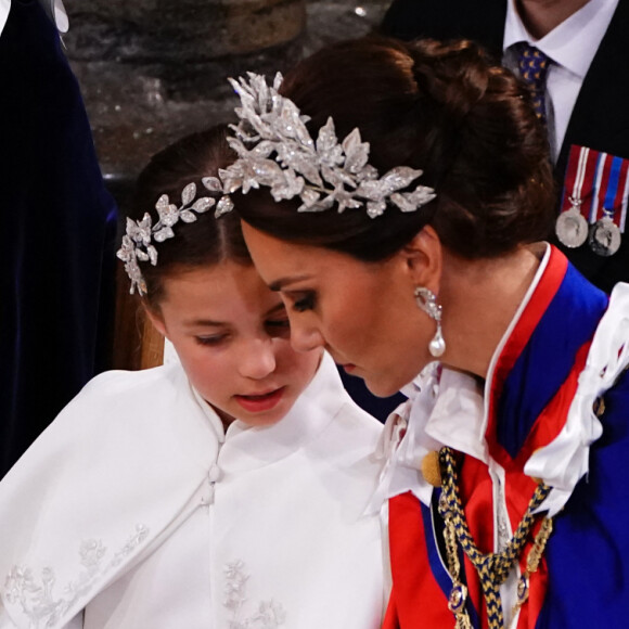 Kate Middleton a copié un détail look de sa fille Charlotte ! 
Catherine (Kate) Middleton, princesse de Galles, et La princesse Charlotte de Galles - Les invités à la cérémonie de couronnement du roi d'Angleterre à l'abbaye de Westminster de Londres, Royaume Uni. 