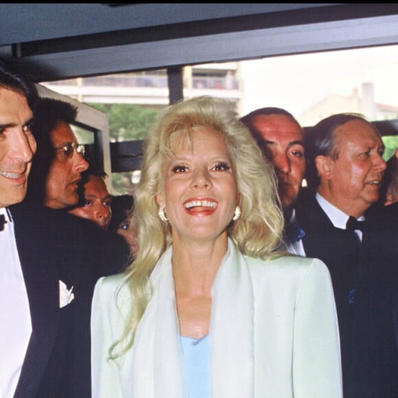 Heureusement, ils ont fini par divorcer et Tony Scotti, devenu son beau-père, a joué un grand rôle dans sa vie.
David Hallyday, Tony Scotti, Sylvie Vartan et Johnny Hallyday - Festival de Cannes 1986.