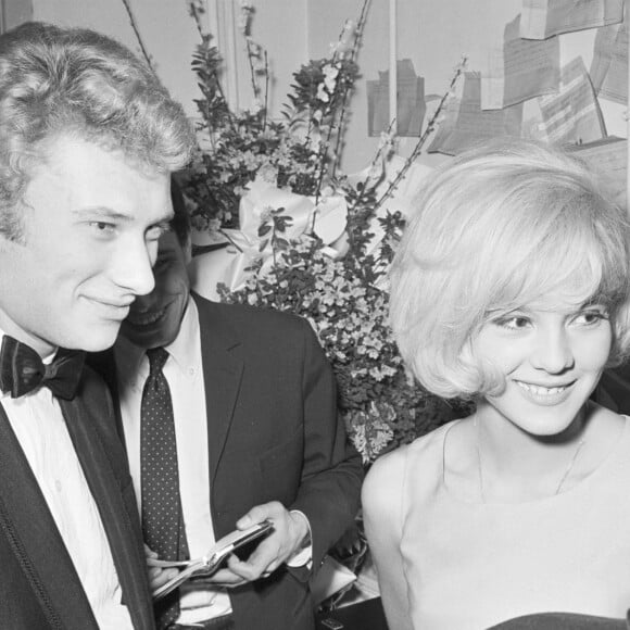 En France, à Paris, lors d'une soirée à l'OLYMPIA, Johnny HALLYDAY et sa fiancée Sylvie VARTAN. Le 17 janvier 1964 © Jean-Claude Colin via Bestimage