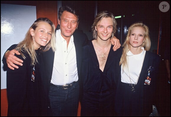 David Hallyday, sa petite amie Estelle Lefébure, son père Johnny et sa mère Sylvie Vartan - Première de sa tournée en 1991.
