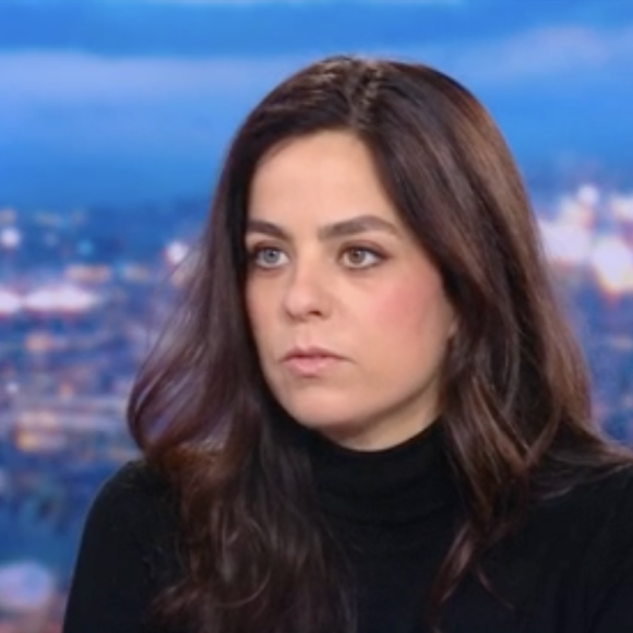 Elle s'est défendue d'avoir des quelconques intérêts vis à vis de son père et a avoué avoir songé au suicide après avoir découvert la publication de l'article de Paris Match dans lequel son frère l'accuse du pire. 
Anouchka Delon était l'invitée du journal du 20h ce dimanche 7 janvier sur TF1 pour répondre aux questions d'Audrey Crespo-Mara au sujet des accusations de son frère, Anthony Delon.