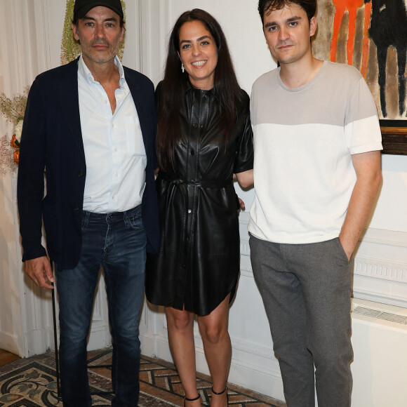 Anthony Delon, Anouchka Delon et Alain-Fabien Delon au cocktail à l'issue de la conférence de presse pour la vente de la collection Alain Delon chez Bonhams Cornette de Saint Cyr à Paris le 19 juin 2023.© Coadic Guirec/Bestimage