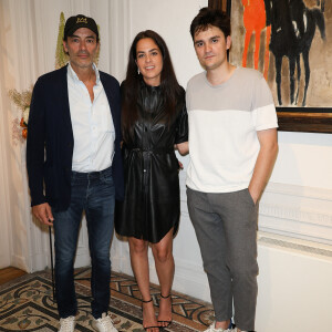 Anthony Delon, Anouchka Delon et Alain-Fabien Delon au cocktail à l'issue de la conférence de presse pour la vente de la collection Alain Delon chez Bonhams Cornette de Saint Cyr à Paris le 19 juin 2023.© Coadic Guirec/Bestimage