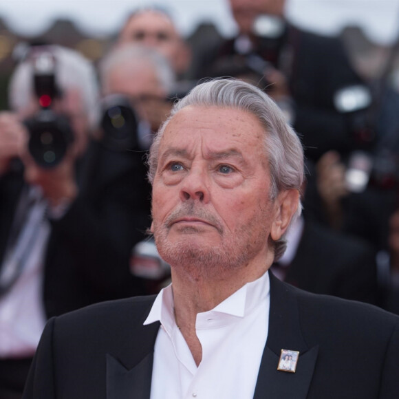 Alain Delon (Palme d'Or d'Honneur du 72ème festival de Cannes avec un badge Paris Match d'une ancienne couverture du magazine titrant "Alain Delon, mes deux amours, Rosalie et Anouchka) - Montée des marches du film "A Hidden Life" lors du 72ème Festival International du Film de Cannes. Le 19 mai 2019