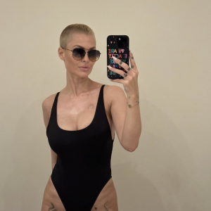 Caroline Receveur se dévoile en maillot de bain en story Instagram.