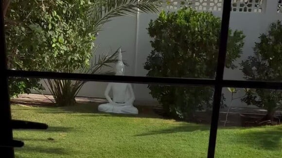 Elle est composée d'un grand jardin rempli de palmiers, idéal pour son chien à en croire une story Instagram
Caroline Receveur partage des images de sa nouvelle maison à Dubaï. Instagram