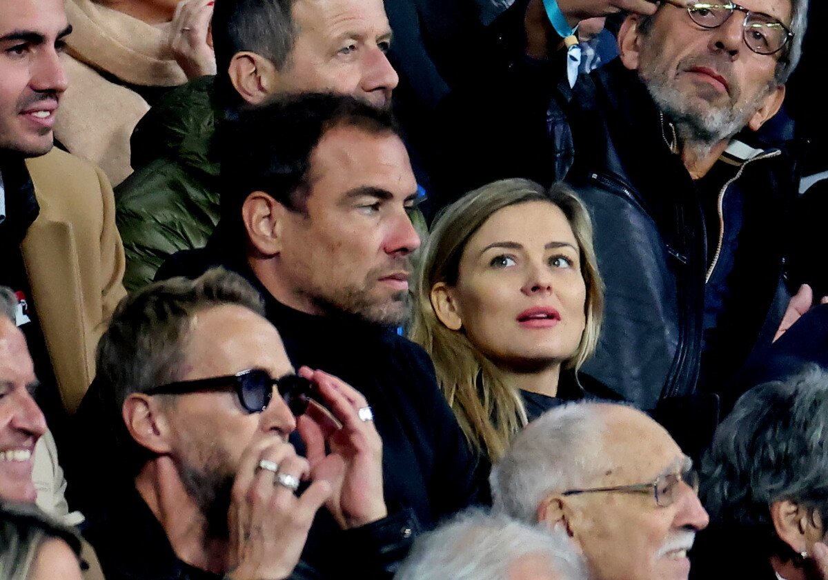 Photo : Laure Boulleau enceinte et son compagnon Bruno Cheyrou, Philippe  Caverivière - People des les tribunes de la coupe du Monde de Rugby France  2023 - Match de quart de finale 