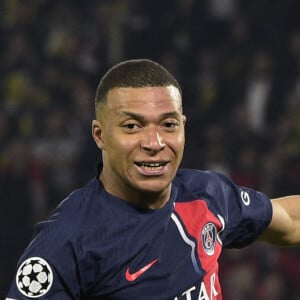 Kylian Mbappe (PSG) - Nico Schlotterbeck (Borussia Dortmund) - Demi-finale retour de Ligue des champions entre le PSG face au Borussia Dortmund (0-1) au Parc des Princes à Paris le 7 mai 2024.  Champions League semi-final return between PSG against Borussia Dortmund (0-1) at the Parc des Princes in Paris on May 7, 2024. 