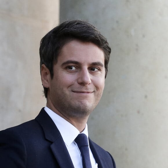 Info - Gabriel Attal devient le plus jeune Premier ministre de la Ve République - Gabriel Attal, ministre délégué, chargé des Comptes publics à la sortie du conseil des ministres, au palais présidentiel de l'Elysée, à Paris, France, le 26 octobre 2022. © Stéphane Lemouton/Bestimage