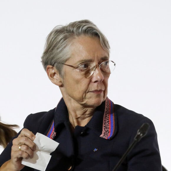 Info - Gabriel Attal devient le plus jeune Premier ministre de la Ve République - La première ministre, Elisabeth Borne accompagné du ministre de l'Education Gabriel Attal se rend à Chanteloup-les-Vignes pour présider le Comité interministériel des villes, Yvelines, le 27 octobre 2023. © Stéphane Lemouton / Bestimage