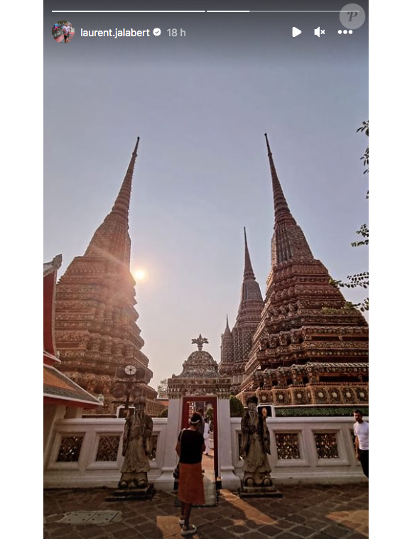 On peut voir la jolie brune de dos, devant de beaux temples thaïlandais