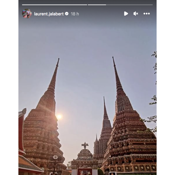 On peut voir la jolie brune de dos, devant de beaux temples thaïlandais