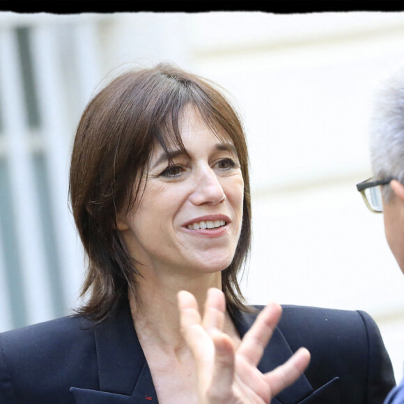 Semi Exclusif - Charlotte Gainsbourg lors de l'inauguration de la Maison Gainsbourg, rue de Verneuil à Paris le 14 septembre 2023. La maison ouvrira ses portes au public à partir du 20 septembre 2023. Le légendaire intérieur de Serge Gainsbourg au 5 bis rue de Verneuil, est accompagné en face, au numéro 14, d'un musée, d'une librairie-boutique et du Gainsbarre : café en journée et piano-bar de nuit. Ensemble ils forment la Maison Gainsbourg, première institution culturelle dédiée à la transmission de l'oeuvre et de l'histoire de Serge Gainsbourg. © Alain Guizard / Bestimage