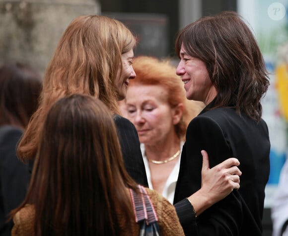 Chiara Mastroianni et Charlotte Gainsbourg - Sorties des obsèques de Jane Birkin en l'église Saint-Roch à Paris. Le 24 juillet 2023 © Jonathan Rebboah / Panoramic / Bestimage