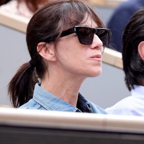 Yvan Attal et sa compagne Charlotte Gainsbourg - Célébrités en tribunes des Internationaux de France de tennis de Roland Garros 2023 à Paris le 11 juin 2023. © Jacovides-Moreau/Bestimage