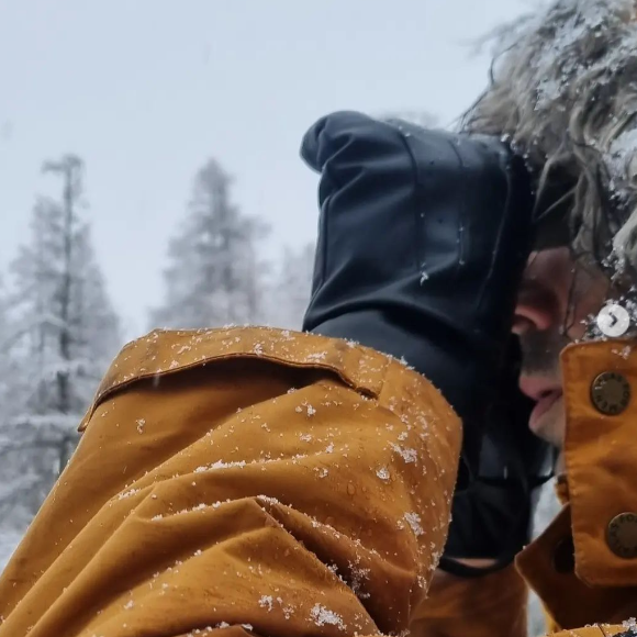 Aurélie Vaneck en vacances à la montagne avec son compagnon de longue date, un charmant musicien.