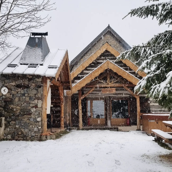 Aurélie Vaneck en vacances à la montagne avec son compagnon de longue date, un charmant musicien.