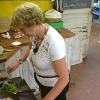 Claudette Dion s'active aux fourneaux... Au menu : brocolis et pizzas !