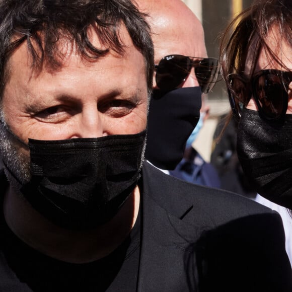 Arthur (Jacques Essebag) et sa compagne Mareva Galanter - Arrivées des people à la manifestation de soutien à la famille de Sarah Halimi sur la place du Trocadéro à Paris le 25 avril 2021. © Cyril Moreau/Bestimage 