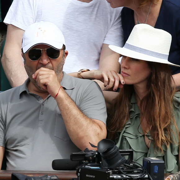 Dans "Bonjour !" sur TF1, Arthur a raconté la réaction de sa mère à l'annonce du prénom de Manava.
Arthur (Jacques Essebag) et sa compagne Mareva Galanter dans les tribunes lors de la finale homme des Internationaux de Tennis de Roland-Garros à Paris, le 11 juin 2017. © Jacovides-Moreau/Bestimage