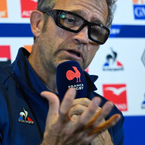 Un beau moment pour le sélectionneur, qui a pu décompresser avec une année forte en émotion
Le sélectionneur de l'équipe de France de rugby Fabien Galthié lors de sa conférence de presse très attendue après l'élimination du XV de France en quarts de finale de Coupe du monde face à l'Afrique du Sud, à Paris, France, le 8 novembre 2023. © Federico Pestellini/Panoramic/Bestimage