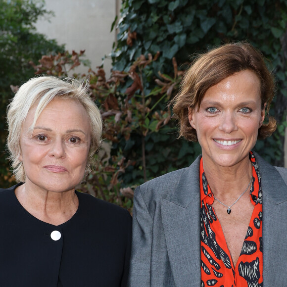 Muriel Robin et Anne Le Nen lors de l'inauguration du jardin des ambassadeurs Line Renaud à Paris le 2 octobre 2023. © Coadic Guirec / Bestimage 