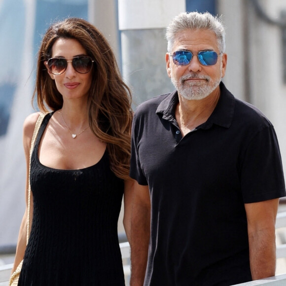 L'acteur américain George Clooney et sa femme Amal arrivent en bateau-taxi à l'aéroport de Venise-Marco Polo après avoir assister au 80ème festival international du film de Venise,