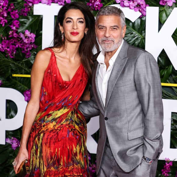 Tombé amoureux du Var, George Clooney possède un somptueux domaine à Brignoles avec son épouse Amal : le château de Canadel.
Amal Alamuddin Clooney, George Clooney - Première du film "Ticket to Paradise" à Los Angeles