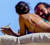 Fous amoureux, le champion de basket et le mannequin ont passé la journée à se câliner au soleil, déguster de bons cocktails et jouer dans le sable chaud. 
Joakim Noah et Lais Ribeiro à Bahia, Brésil