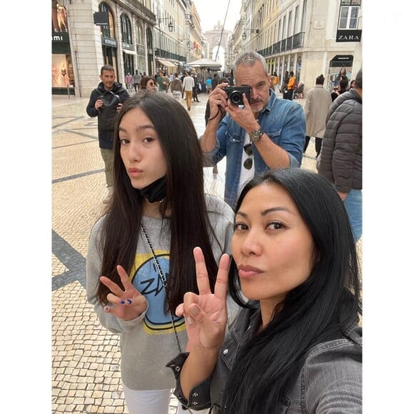 A en croire sa fille Kirana.
Anggun, sa fille Kirana et son mari Christian Kretschmar. Instagram. Le 13 mars 2022.