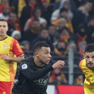 Kylian MBAPPE (PSG) et Florian SOTOCA (RC Lens) lors du match RC Lens - Paris Saint-Germain, Ligue 1, stade Bollaert-Delelis, le 14 janvier 2024 