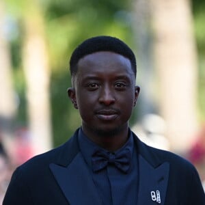 Notamment à cette expérience traumatisante qu'il a vécue.
Ahmed Sylla à la montée des marches de "Club Zero" lors du 76ème Festival International du Film de Cannes, le 22 mai 2023. © Rachid Bellak/Bestimage 